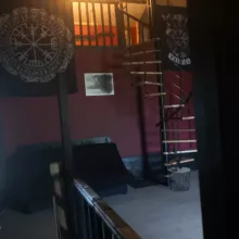 une vue du bas du Nid Des Dépravations, un des espaces commun à l'Antre Des Vices, vos Gites BDSM proche de Valence une vue du bas du Nid Des Dépravations, un des espaces commun à l'Antre Des Vices, vos Gites BDSM proche de Valence