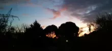 Couch&eacute; de soleil sur le Jardin Des Tentations, espace ext&eacute;rieur gite BDSM vus de nuit - Antre Des Vices, Valence