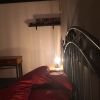 Un moment de lecture dans une des chambre du Refuge Des Extases - Gite de l'Antre Des Vices (26)