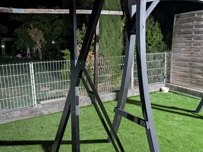 Une vue de la croix sur la terrasse du repaire des passions, un des gites bdsm de l'Antre Des Vices en Rhone-Alpes