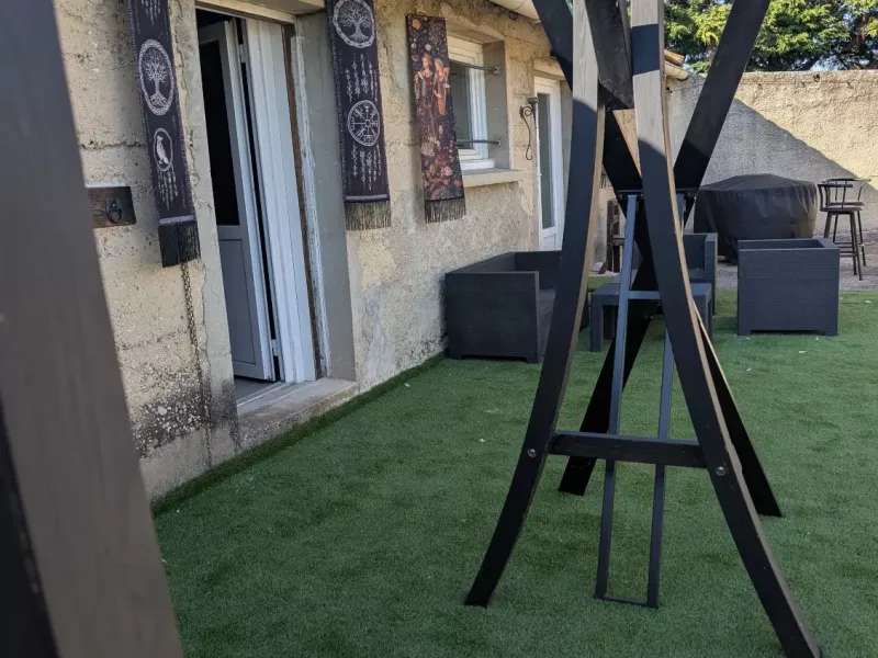 Terrasse du repaire des passions, un des gites bdsm de l'Antre Des Vices en Rhone-Alpes
